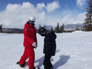  10 岁儿童滑雪板课程 